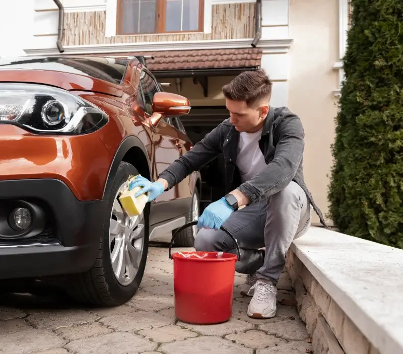 Lavage auto à domicile Ambleville : professionnel intervenant sur un véhicule